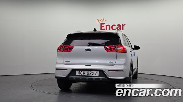 Kia Niro Prestige — пробег 102 163 км — фото 4 из 5