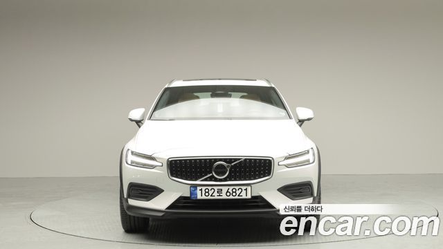Volvo V60 B5 Ultra AWD — пробег 669 км — фото 3 из 5