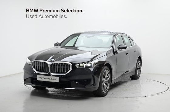 BMW 5-Series 530i xDrive — пробег 14 800 км — фото 1 из 5
