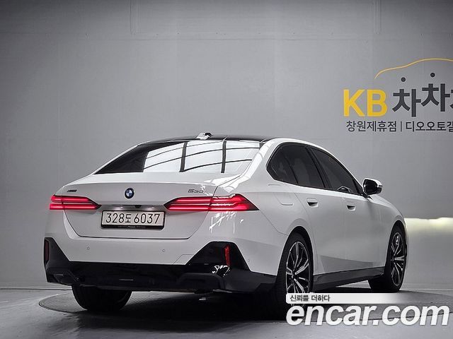 BMW 5-Series 530i xDrive M Sport — пробег 4 701 км — фото 2 из 5