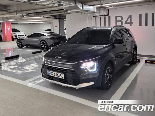 Kia Niro Prestige — пробег 22 300 км — фото 3 из 5