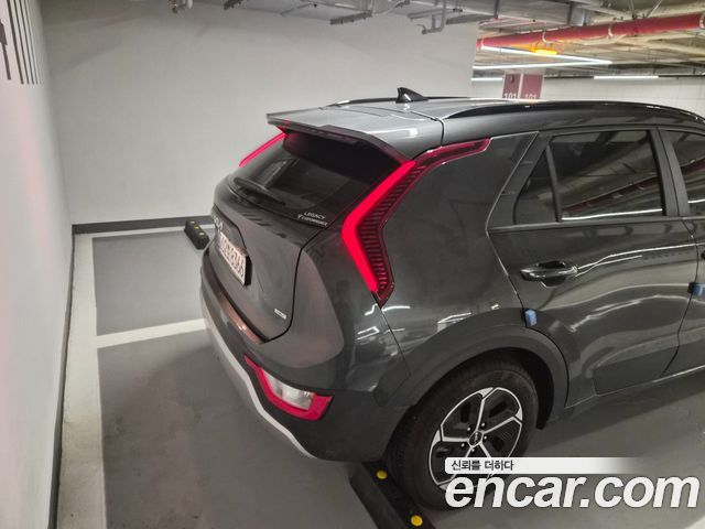 Kia Niro Prestige — пробег 22 300 км — фото 4 из 5