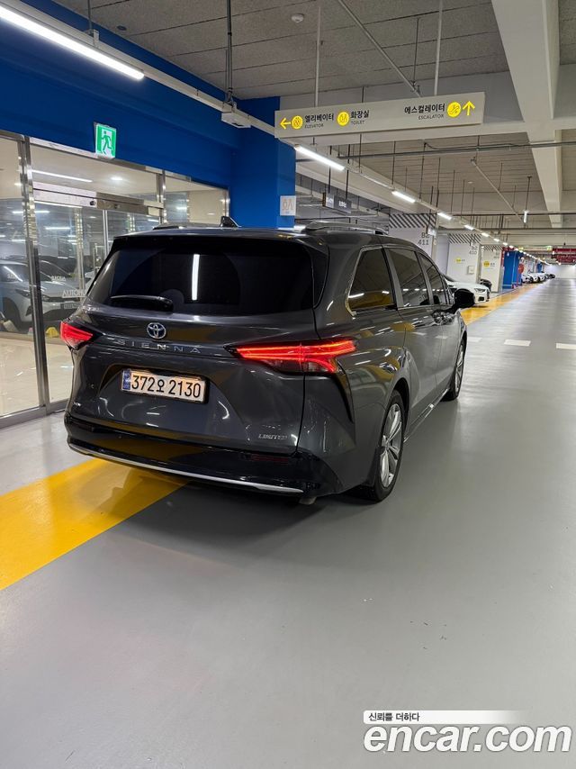 Toyota Sienna 2.5 Hybrid 2WD — пробег 9 814 км — фото 2 из 5
