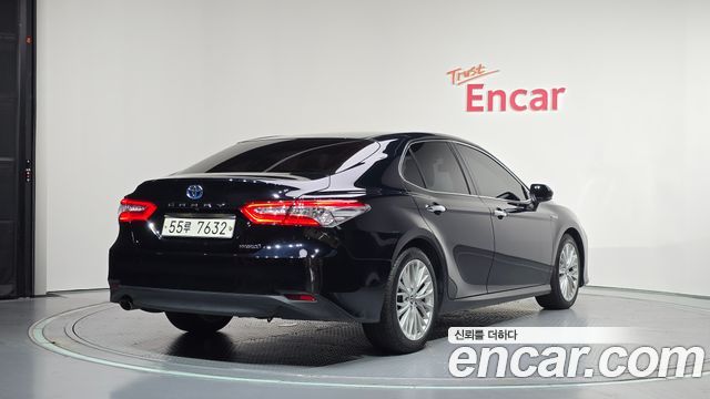 Toyota Camry 2.5 XLE Hybrid — пробег 65 975 км — фото 2 из 5
