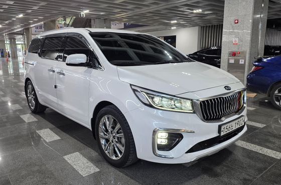 Kia Carnival 9-Seater Prstige — пробег 75 674 км — фото 2 из 5