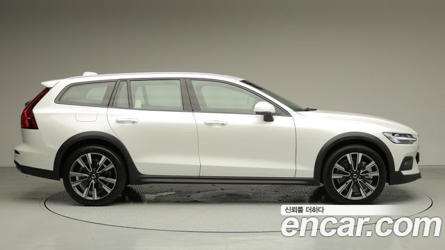 Volvo V60 B5 Ultra AWD — пробег 1 126 км — фото 3 из 5
