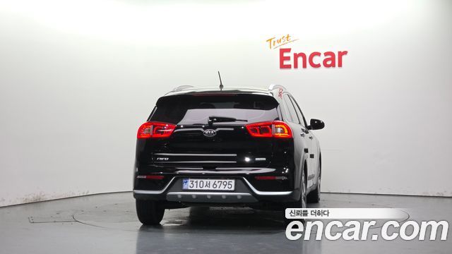 Kia Niro Prestige — пробег 137 235 км — фото 4 из 5