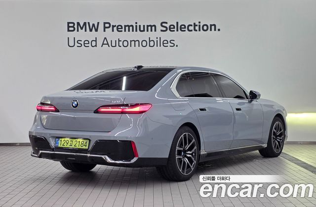 BMW 7-Series 740i xDrive M Sport — пробег 4 200 км — фото 2 из 5