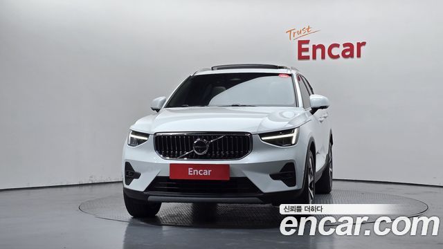 Volvo XC40 B4 Ultimate Bright — пробег 25 575 км — фото 3 из 5