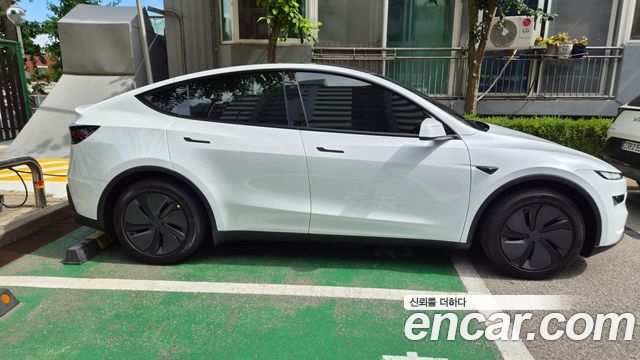 Tesla Model Y Premium RWD — пробег 720 км — фото 3 из 5