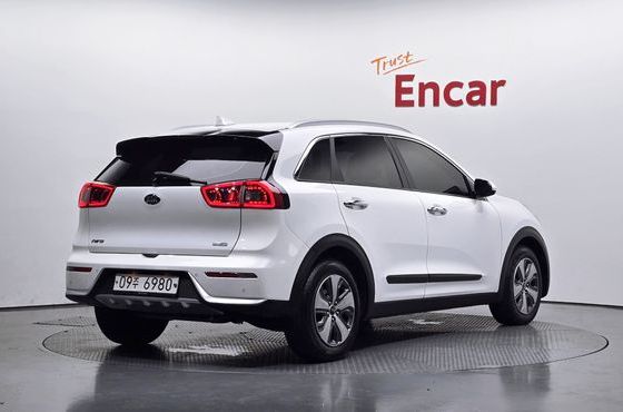Kia Niro Prestige — пробег 124 813 км — фото 2 из 5