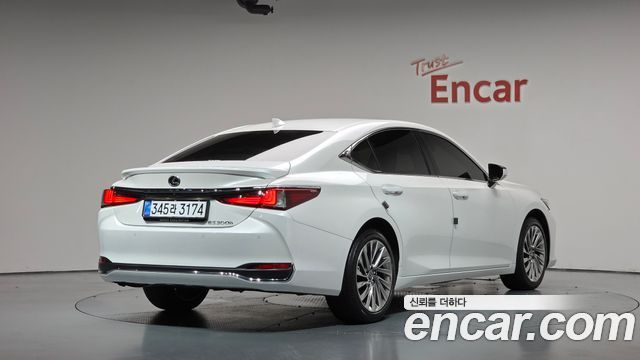 Lexus ES Luxury Plus — пробег 22 339 км — фото 2 из 5