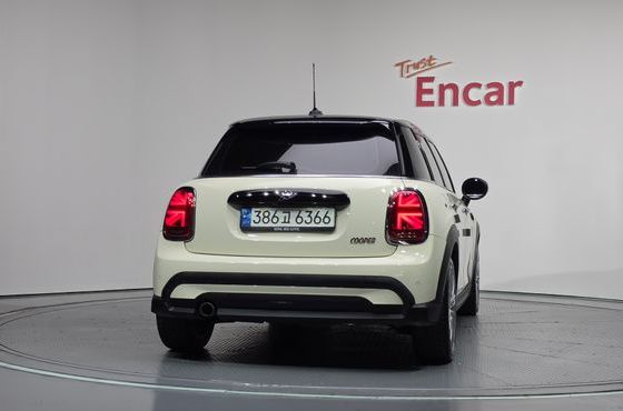 Mini Cooper 5Door Classic Plus Launch Pack Third Generation — пробег 61 425 км — фото 4 из 5