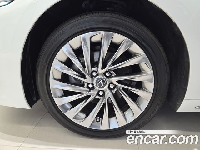 Lexus ES Luxury Plus — пробег 18 045 км — фото 5 из 5
