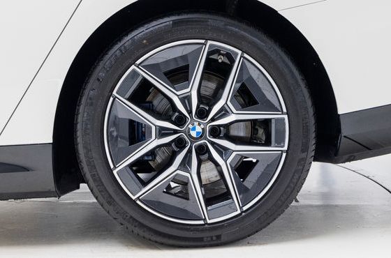 BMW i5 eDrive 40 M Sport — пробег 4 035 км — фото 5 из 5