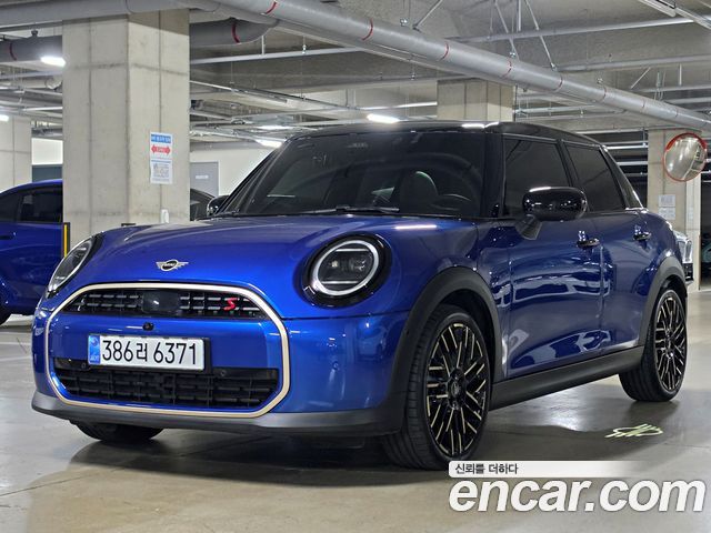 Mini Cooper 5 Door Favoured — пробег 9 860 км — фото 1 из 5