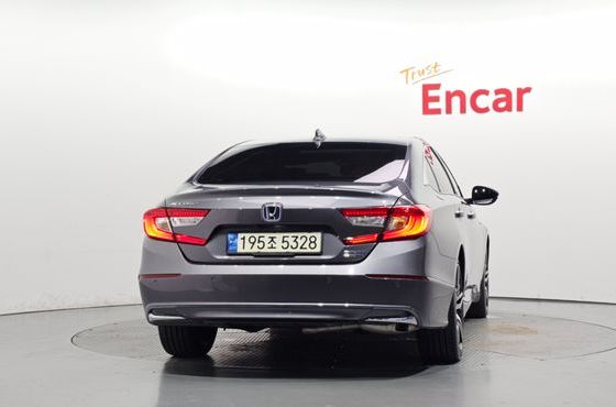 Honda Accord 2.0 Hybrid Touring — пробег 64 716 км — фото 4 из 5