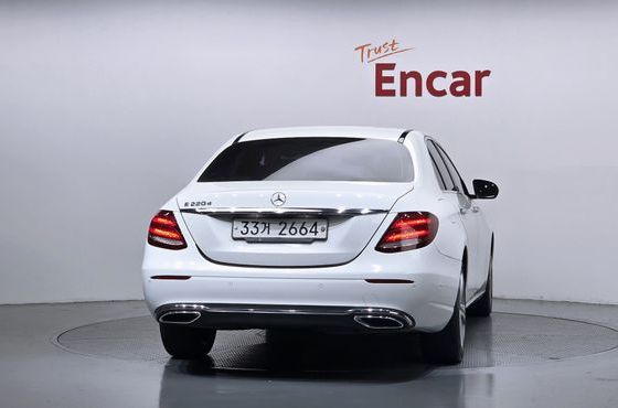 Mercedes-Benz E-Class E220d Avantgarde — пробег 184 345 км — фото 4 из 5