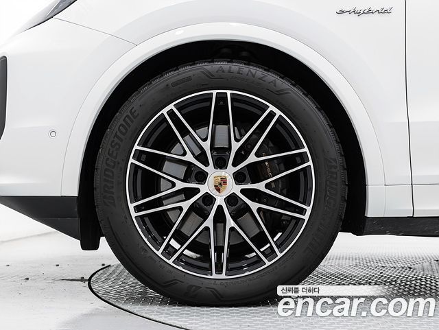 Porsche Cayenne 3.0 E-Hybrid — пробег 15 220 км — фото 5 из 5