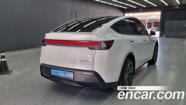 Tesla Model Y Premium Long Range AWD — пробег 2 700 км — фото 4 из 5
