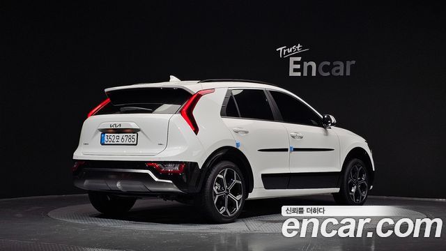 Kia Niro Signature — пробег 4 097 км — фото 2 из 5