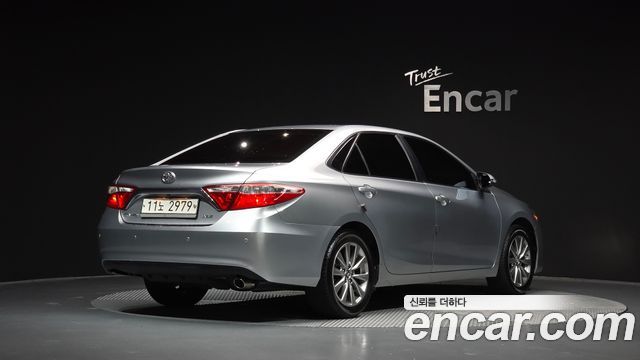 Toyota Camry 2.5 XLE — пробег 32 577 км — фото 2 из 5
