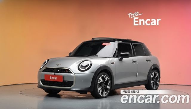 Mini Cooper 5 Door Favoured — пробег 9 568 км — фото 1 из 5