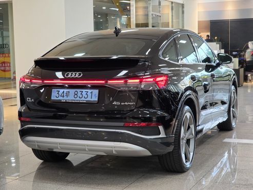 Audi Q4 e-tron 45 Premium Sportback — пробег 7 600 км — фото 2 из 5