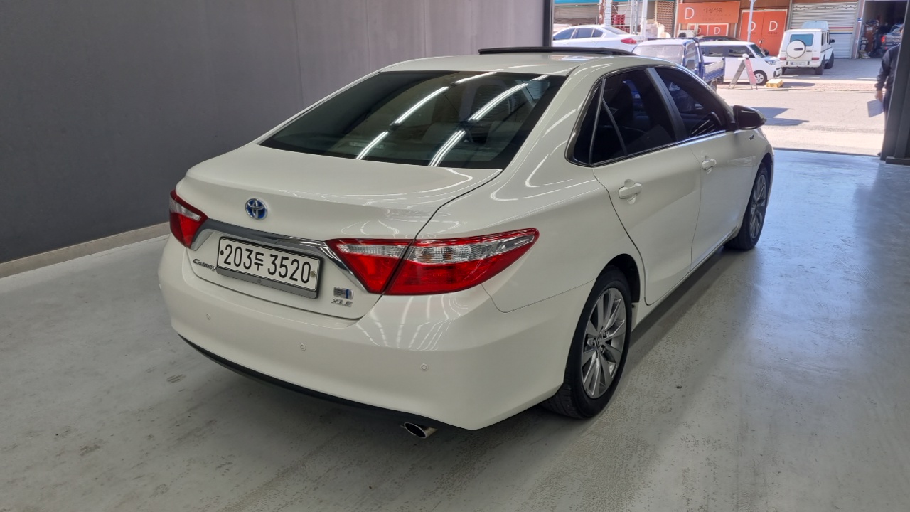 Toyota Camry Hybrid XLE — пробег 141 000 км — фото 2 из 5