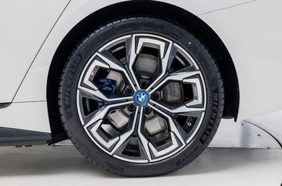 BMW i4 eDrive40 M Sports Pro — пробег 20 300 км — фото 5 из 5