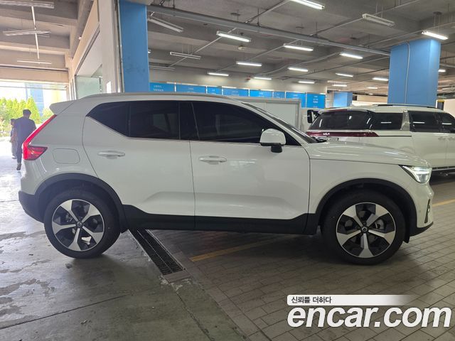 Volvo XC40 B4 Ultra Bright — пробег 5 740 км — фото 4 из 5