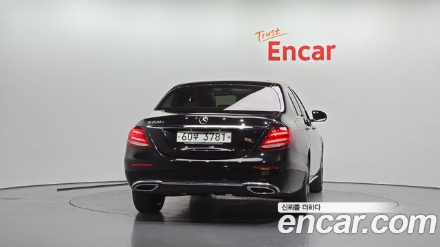 Mercedes-Benz E-Class E220d Avantgarde — пробег 106 632 км — фото 4 из 5