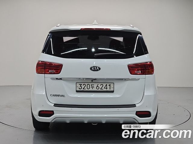 Kia Carnival 9-Seater Luxury — пробег 223 923 км — фото 3 из 5