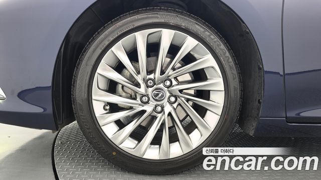 Lexus ES Executive — пробег 21 475 км — фото 5 из 5