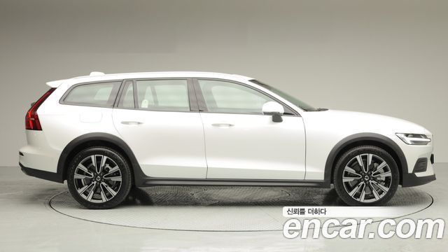 Volvo V60 B5 Ultra AWD — пробег 4 359 км — фото 3 из 5