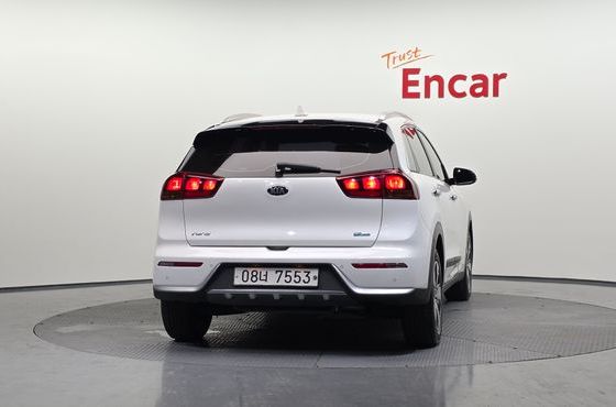 Kia Niro Luxury — пробег 90 913 км — фото 4 из 5
