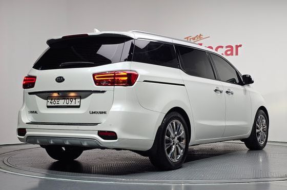 Kia Carnival 7-Seater Limousine VIP — пробег 65 483 км — фото 2 из 5
