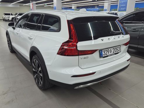 Volvo V60 B5 Ultimate AWD — пробег 28 000 км — фото 4 из 5