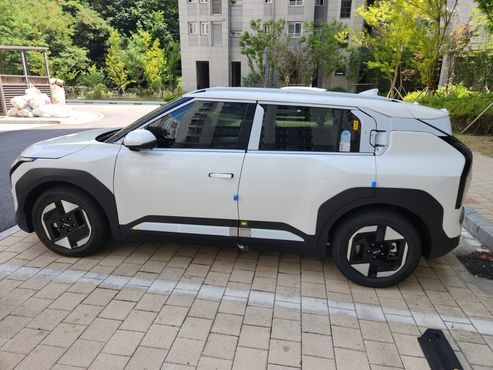 Kia EV3 Long Range 2WD Earth — пробег 4 км — фото 2 из 5