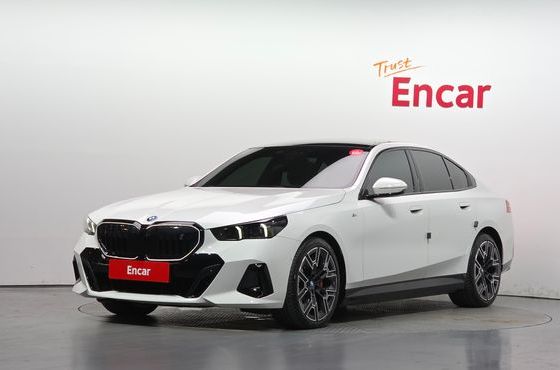 BMW i5 eDrive 40 M Sport Pro — пробег 28 013 км — фото 1 из 5