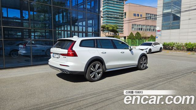 Volvo V60 B5 Pro AWD — пробег 78 650 км — фото 2 из 5