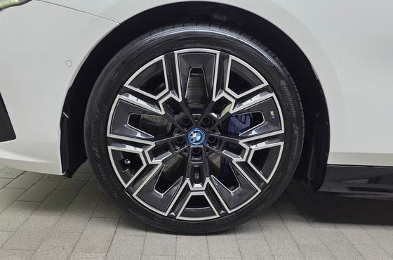 BMW i5 xDrive 40 M Sport — пробег 22 848 км — фото 5 из 5