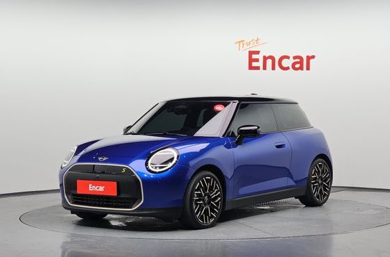 Mini Cooper SE Favoured — пробег 4 920 км — фото 1 из 5