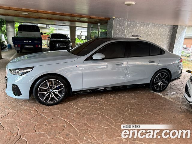 BMW 5-Series 520i M Sport — пробег 4 300 км — фото 3 из 5
