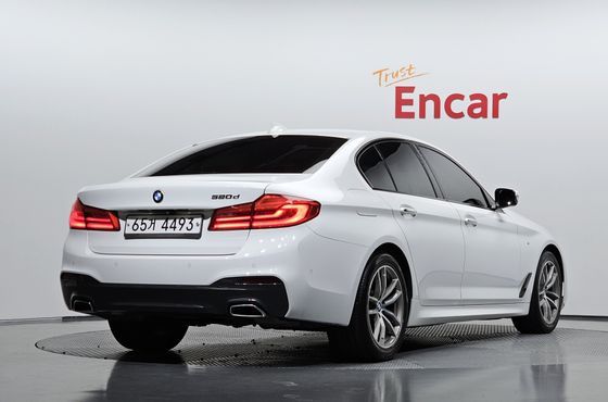 BMW 5-Series 520d M Sport Package Plus — пробег 110 961 км — фото 2 из 5