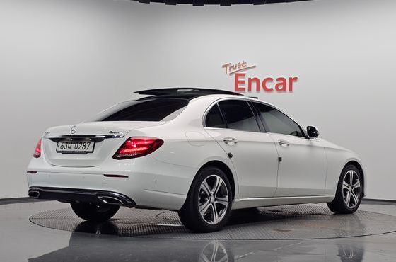 Mercedes-Benz E-Class E300 4MATIC Avnatgarde — пробег 76 122 км — фото 2 из 5