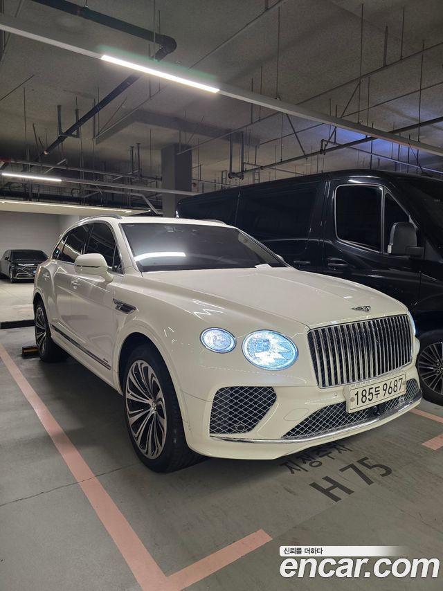 Bentley Bentayga 4.0 V8 Azure — пробег 4 000 км — фото 1 из 5