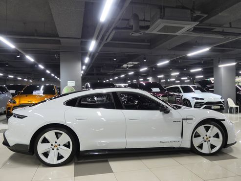 Porsche Taycan Turbo S — пробег 11 800 км — фото 2 из 5