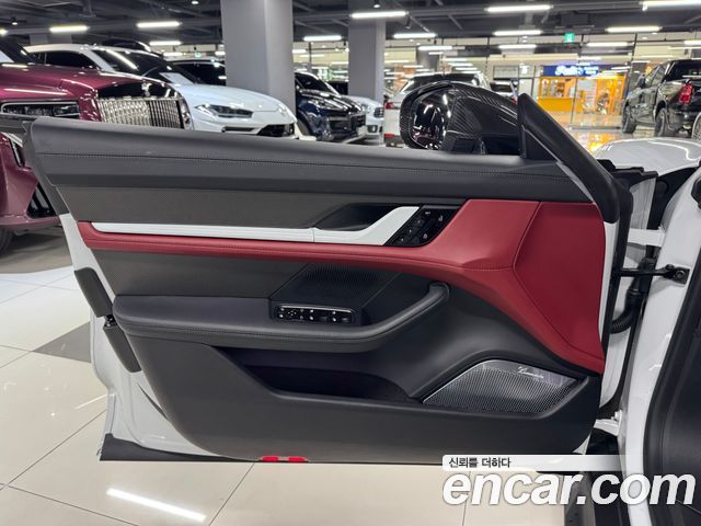 Porsche Taycan Turbo S — пробег 11 800 км — фото 5 из 5