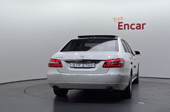 Mercedes-Benz E-Class E300 Elegance — пробег 99 339 км — фото 4 из 5